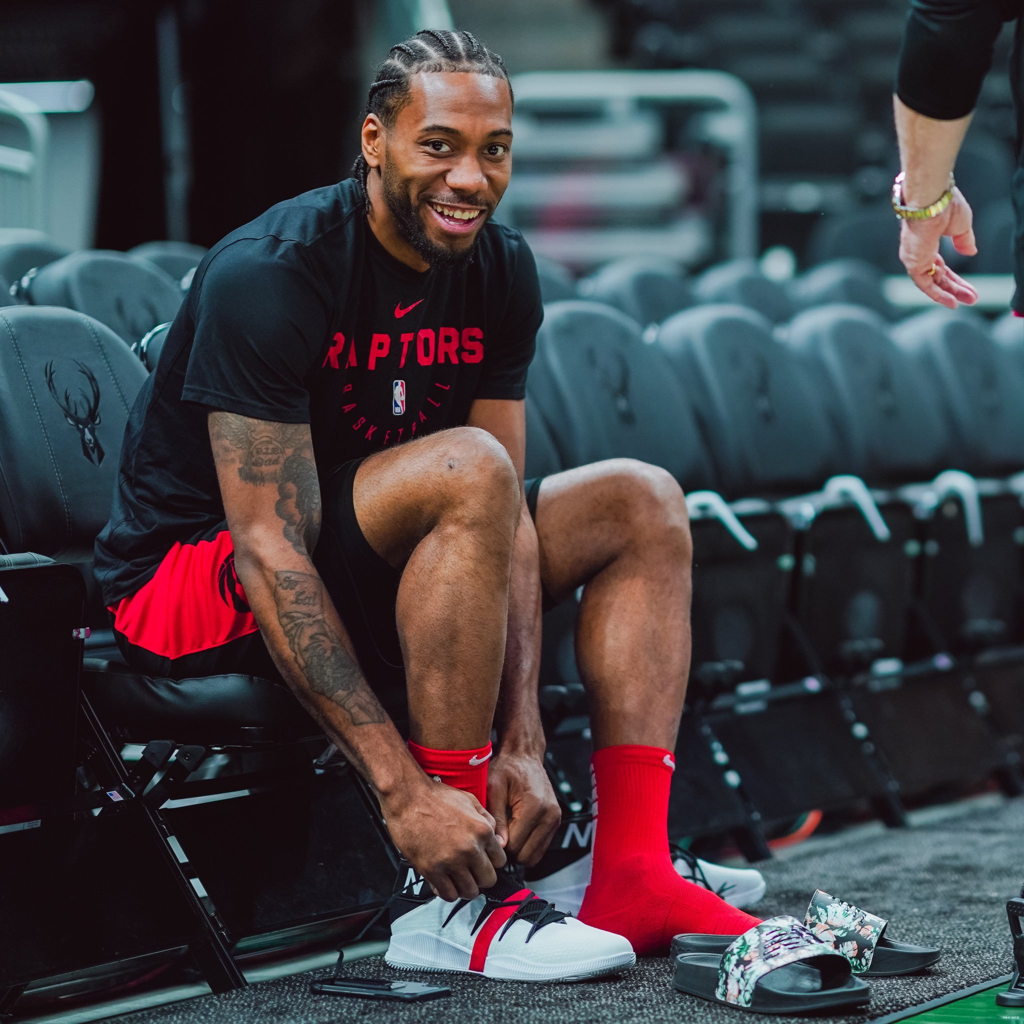 塞尔记者：姆巴佩将因腿部不适缺席欧冠对阵曼城（塞尔电台：姆巴佩因腿部不适缺席欧冠战曼城）