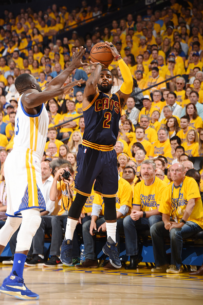 太疼了，萨勒马克尔斯被对手踩中后在地上抽动（萨勒马克尔斯遭对手踩踏，痛得倒地抽搐）