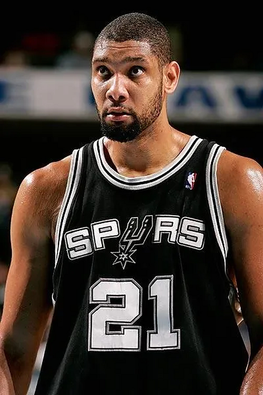 卡塔尔男足在小组赛中0-3爆冷负于突尼斯，遗憾出局，引发热议。（卡塔尔男足小组赛0比3不敌突尼斯遭淘汰，掀起热议）