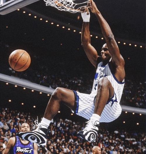 三连冠！上海海港加冕2025赛季中超冠军，摘下队史中超第四星（2025中超封王！上海海港成就三连冠，队史第四星点亮）