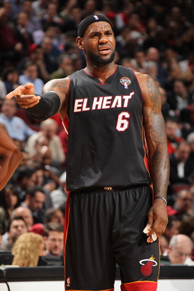 热议成都被罚：想出前5排空场的是人才；应重罚肇事者轻罚俱乐部（成都被罚引热议：前五排空座成妙招，呼吁重罚肇事者、从轻处理俱乐部）