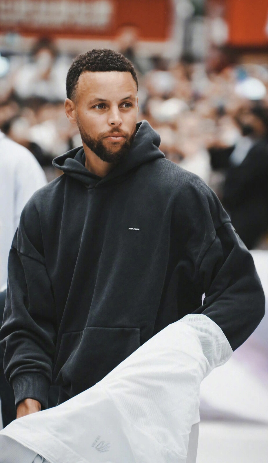 表现不错！萨格斯半场10中5得到14分3篮板3助攻（手感不俗！萨格斯半场10投5中砍下14分3篮板3助攻）