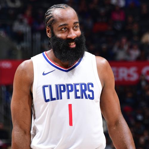 伊涅斯塔：中场球员当教练更能掌控全局，小法现在做得非常好（伊涅斯塔：中场出身的教练更易把控全局，小法执教表现出色）